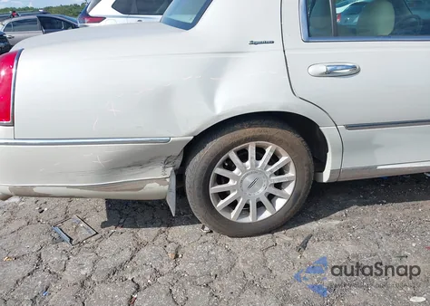 2006 Lincoln Town Car Signature z USA, uszkodzony, nr VIN 1LNHM81V56Y614936